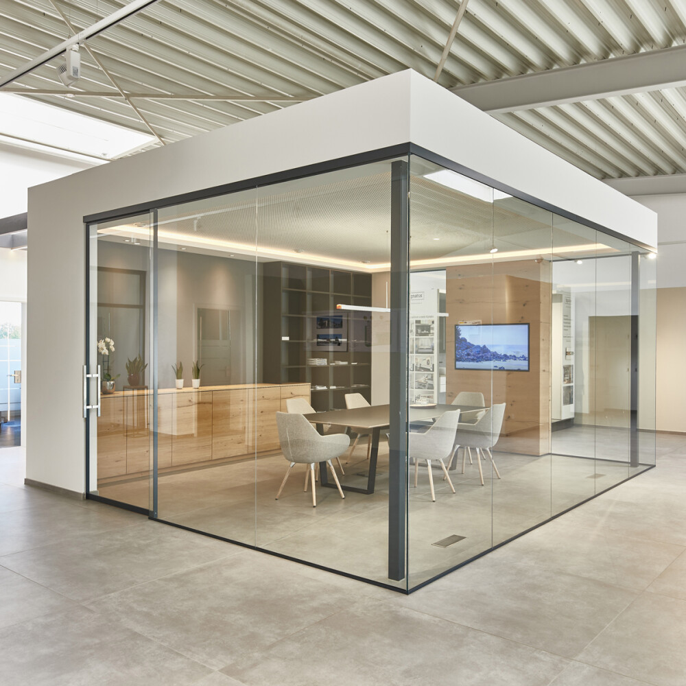 Hallengebäude mit Besprechungsbereich als Raum-In-Raum Anwendung mit Klarglas