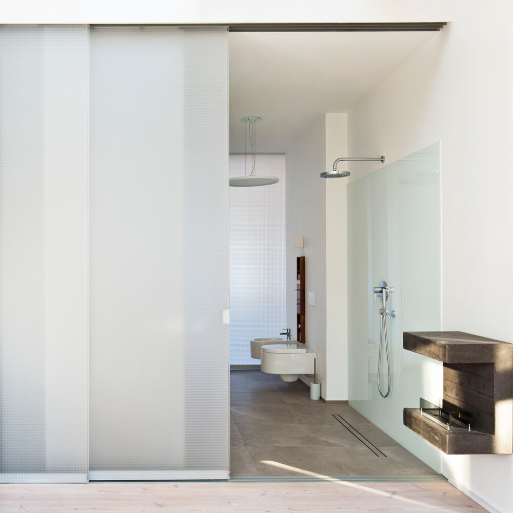 Wellness Bad mit Dusche unterteilt durch Zwei lichtdurchlässige Raumteiler Schiebetüren