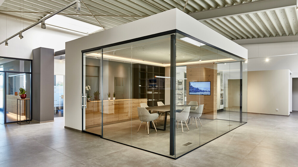 Hallengebäude mit Besprechungsbereich als Raum-In-Raum Anwendung mit Klarglas