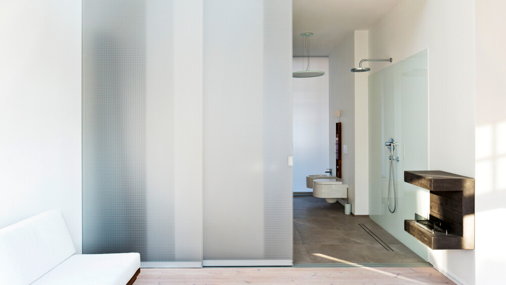Wellness Bad mit Dusche unterteilt durch Zwei lichtdurchlässige Raumteiler Schiebetüren