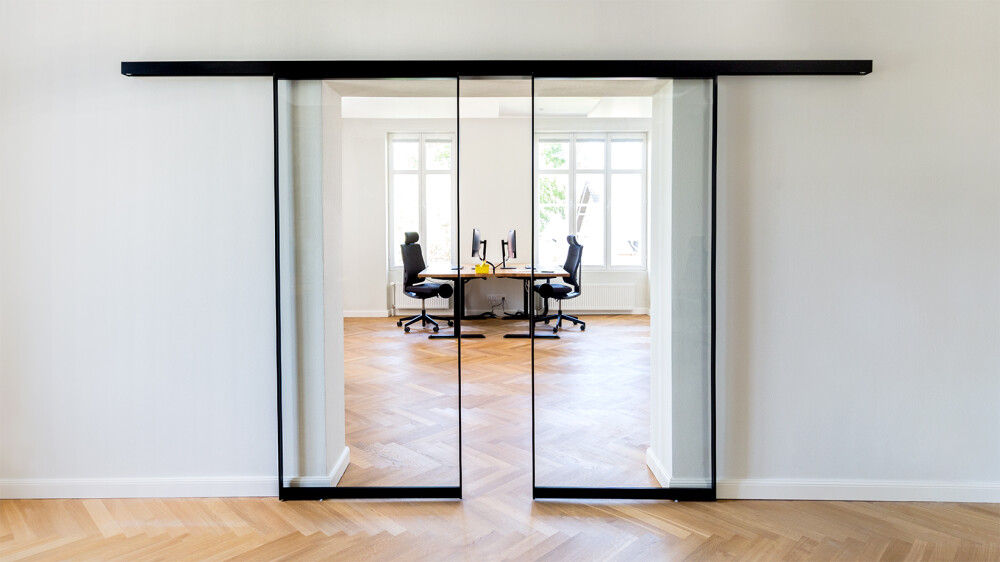 Schwarze Loft-Schiebetür mit schmalem Rahmen im modernen Büro