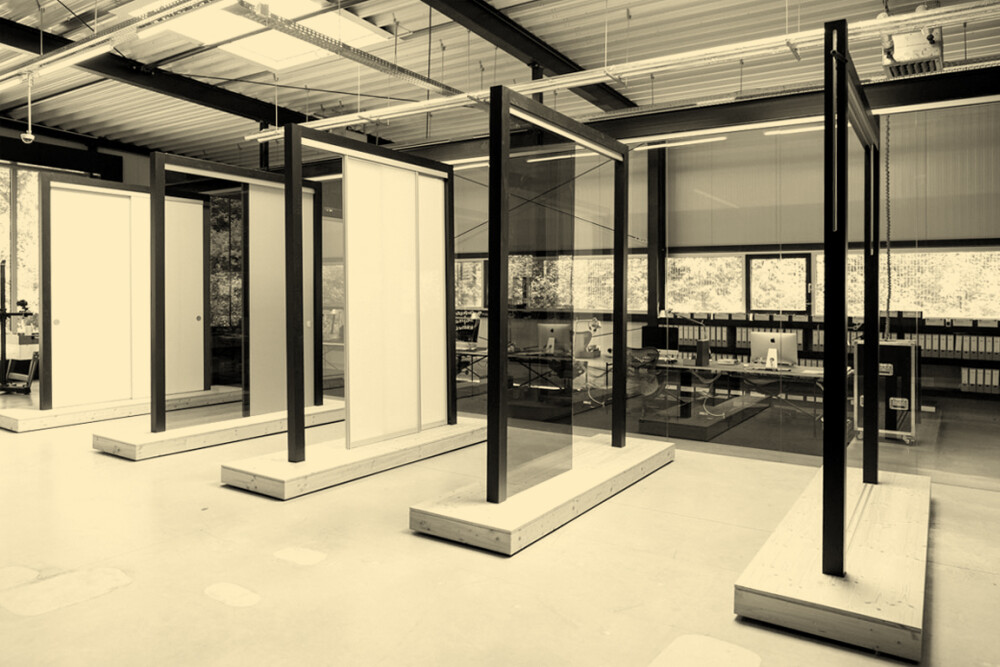 Bürofläche mit Schiebetüren in einem Ausstellungsraum