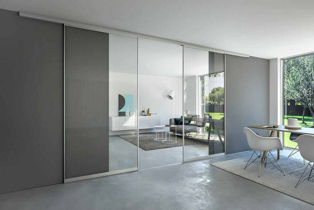 Wohn- und Esszimmer unterteilt durch Raumteiler Schiebetüren mit Klarglas
