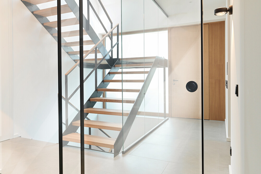 Wohnraum unterteilt durch Loft Schiebetüren mit schwarzem Rahmenprofil Sprossen und klarem Glas